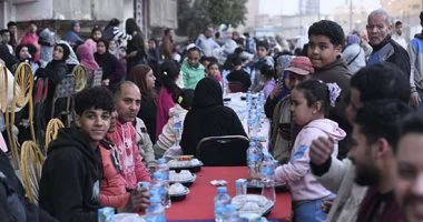 أهالي إمبابة ينظمون أكبر مائدة إفطار جماعي بمشاركة 20 ألف وجبة