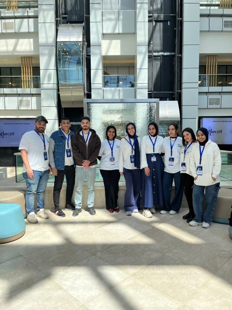 طلاب إعلام القاهرة يزورون مستشفي أهل مصر للحروق ضمن حملة “برا اللعبة” 